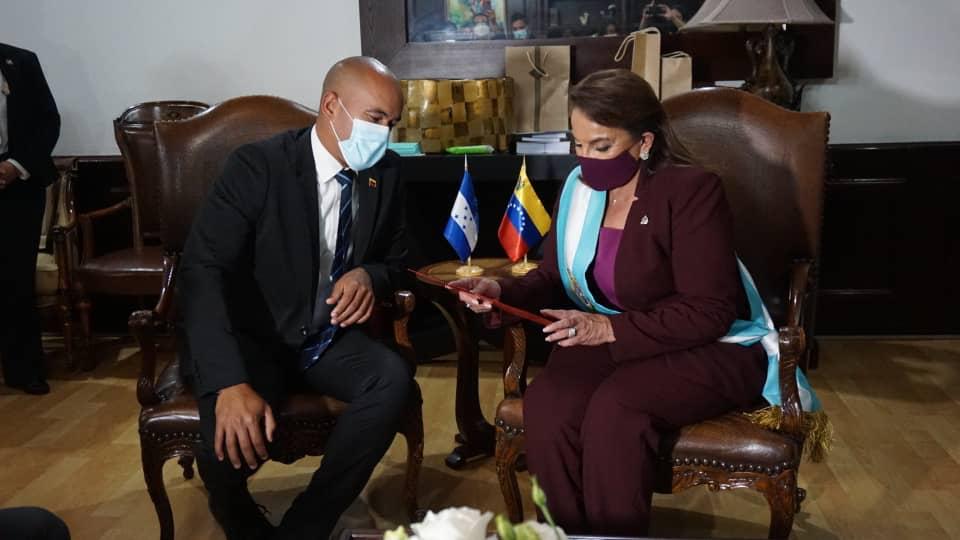 HectoRodriguez's tweet photo. Entregamos el mensaje de hermandad de Venezuela y el Presidente @NicolasMaduro ¡Hoy se abrazan de nuevo el pueblo de Bolívar y Morazán! https://t.co/vioKEBstSa