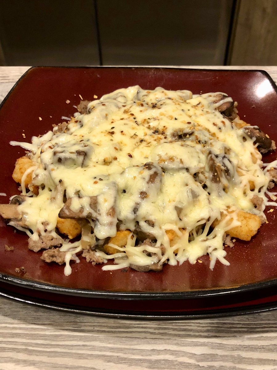 thebrettman5's tweet photo. Pizza totchos… #Brettman says Mamma Mia. https://t.co/kPFadlDytD