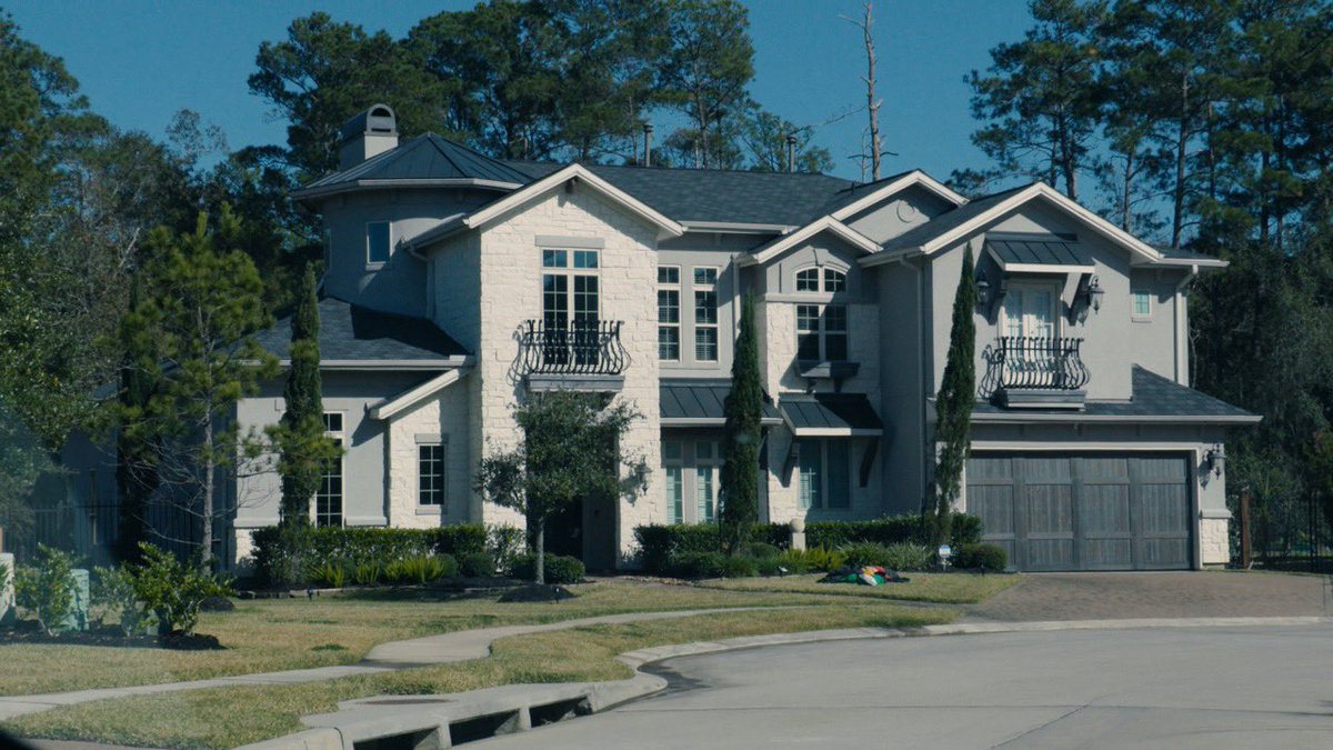 Aquí pueden ver los lujos del hijo de AMLO en el extranjero: casas con cine privado, alberca de 23 metros, camioneta Mercedes. En México su papá da clases de austeridad. Vaya incongruencia. Investigación de <a href="/latinus_us/">Latinus</a> y <a href="/MXvsCORRUPCION/">Mexicanos Contra la Corrupción</a>  en #Loret: youtu.be/H2z0aUrJpD4