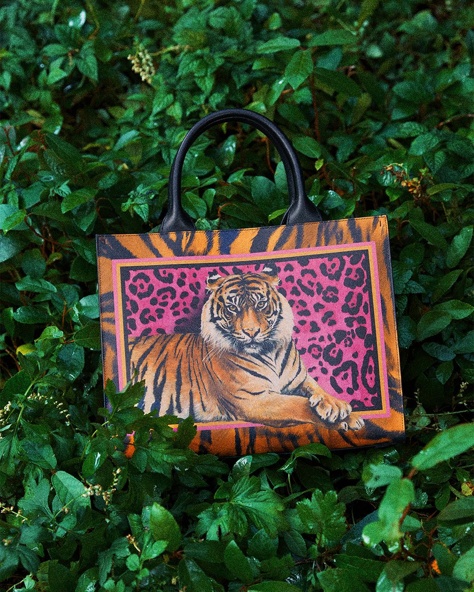 dolcegabbanajp's tweet photo. #DolceGabbana より寅年の旧正月を祝す #DGLunarNewYear コレクションが登場。アイコニックなレオパード プリントにタイガー モチーフが融合した「DGデイリー」バッグは #FattoaMano(ハンドメイド)を体現しています。
コレクションをチェックして https://t.co/4RF9T1uMo8
#LunarNewYear #DGDaily https://t.co/p6q7oUmWUM