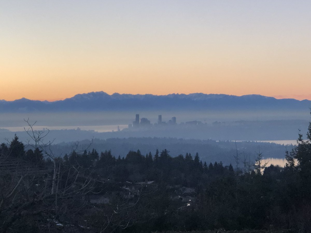 edmuir77's tweet photo. Above the fog, enjoying the temperature #inversion and that #seattle #sunset. #wawx https://t.co/aohyyen6OT