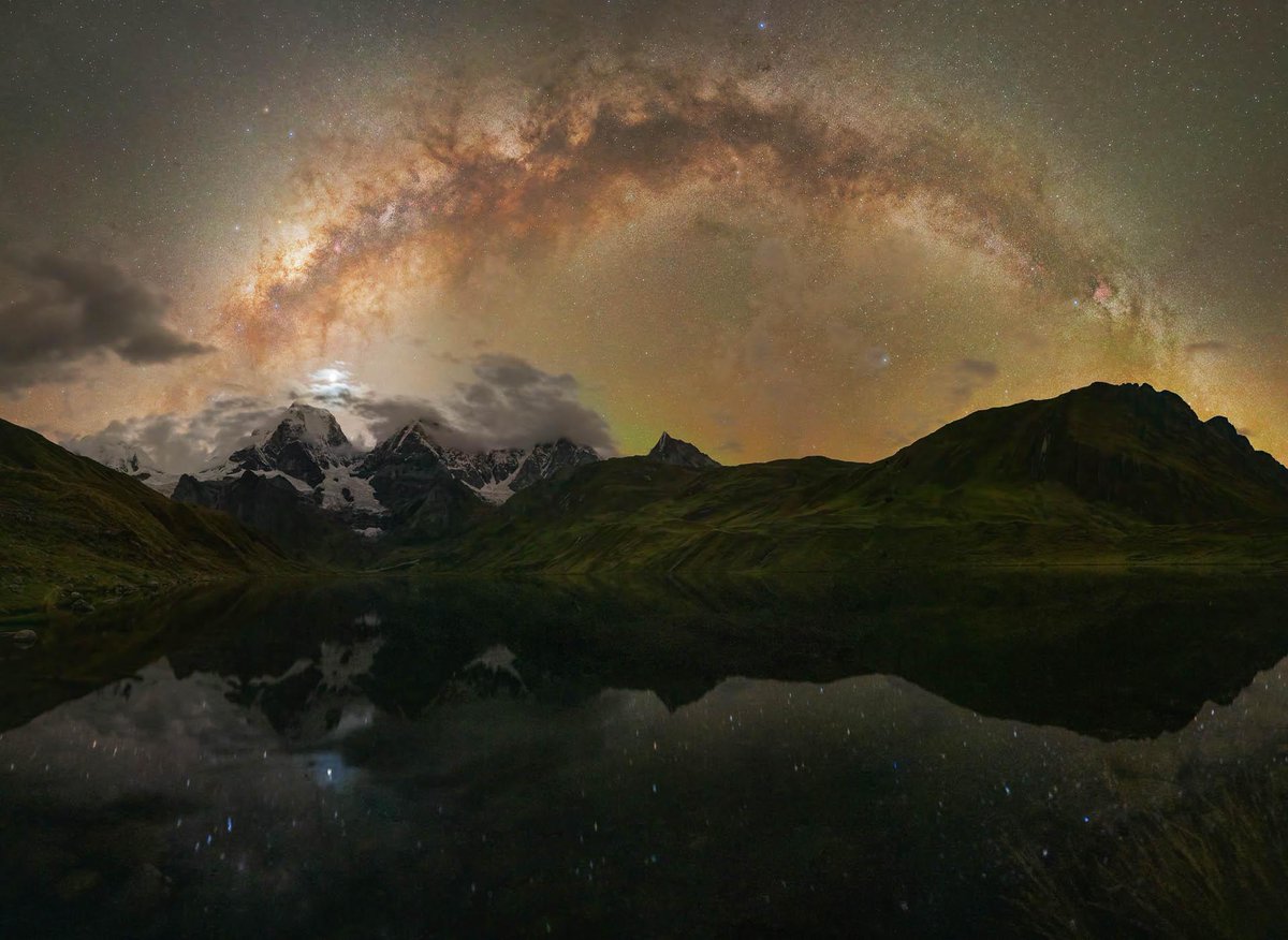 redditSpaceView's tweet photo. The Milky Way arch shining across the Peruvian Andes! https://t.co/LMhBLd89Ok