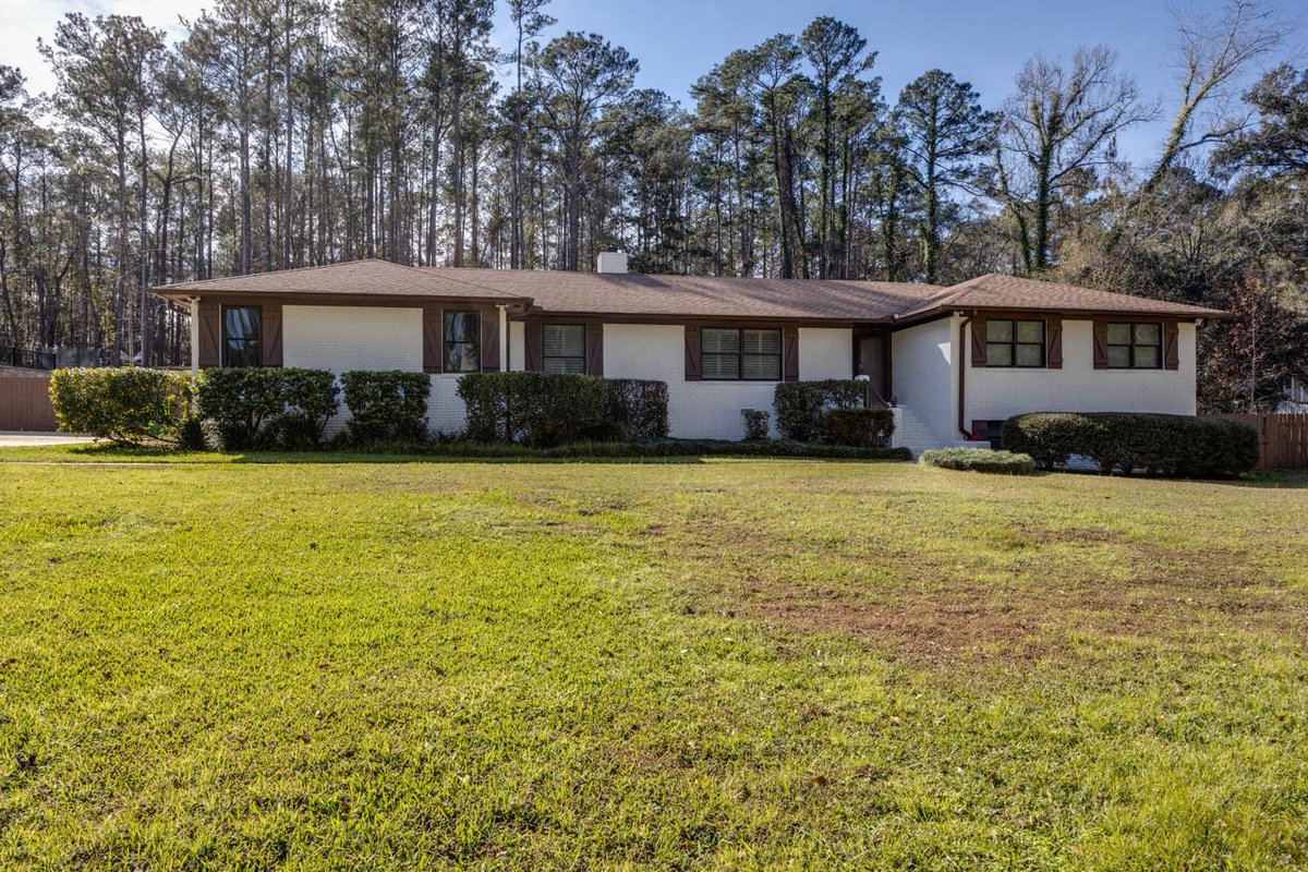 Charming 4 BD/ 4 BA in Tallahassee has a lot to offer. Call/text/DM me for info.  cpix.me/l/137475005
