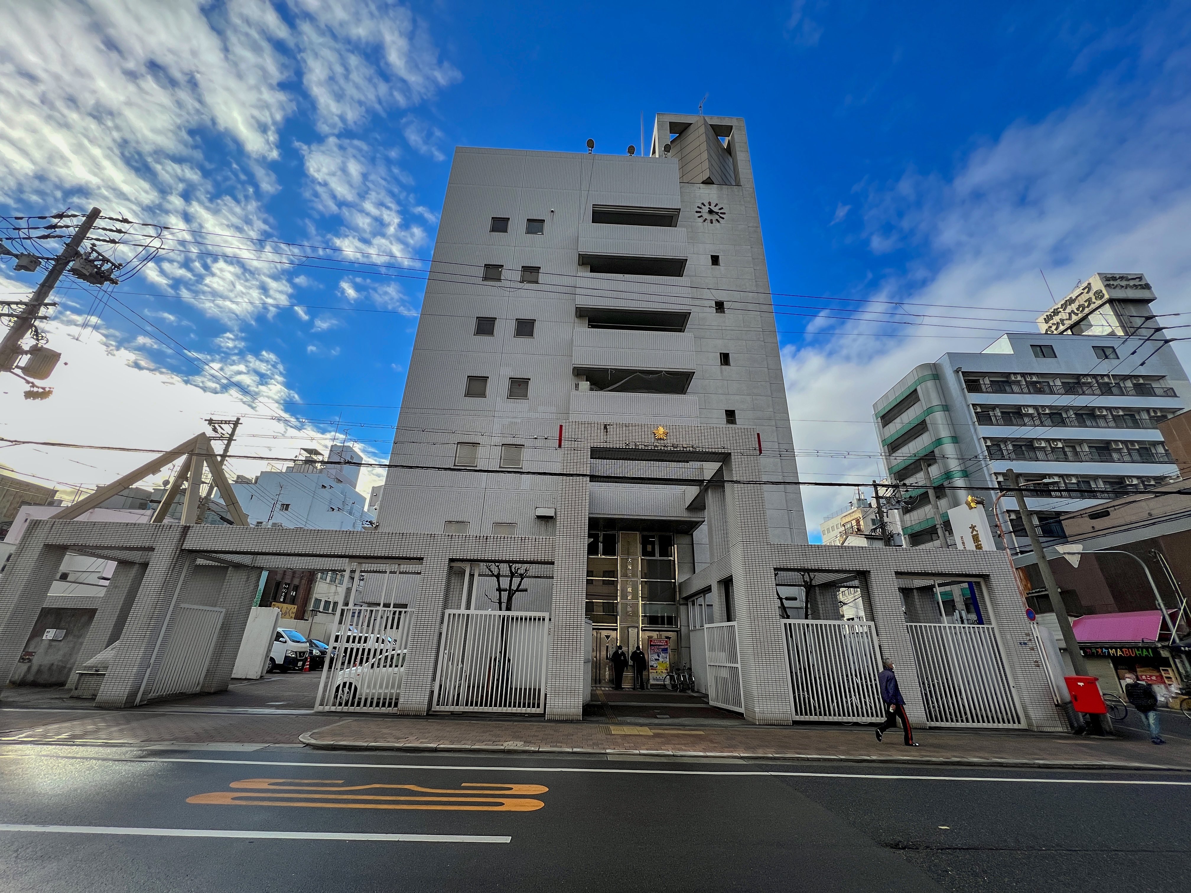 Twitter 上的 ゆるふわ怪電波 埼玉 沖縄の警察署は度重なる暴徒の襲撃を受けてる西成警察署を見習って欲しい 全周を2m以上の壁で囲って敵の突撃を防げるようになってる T Co Nze7otwkhw Twitter