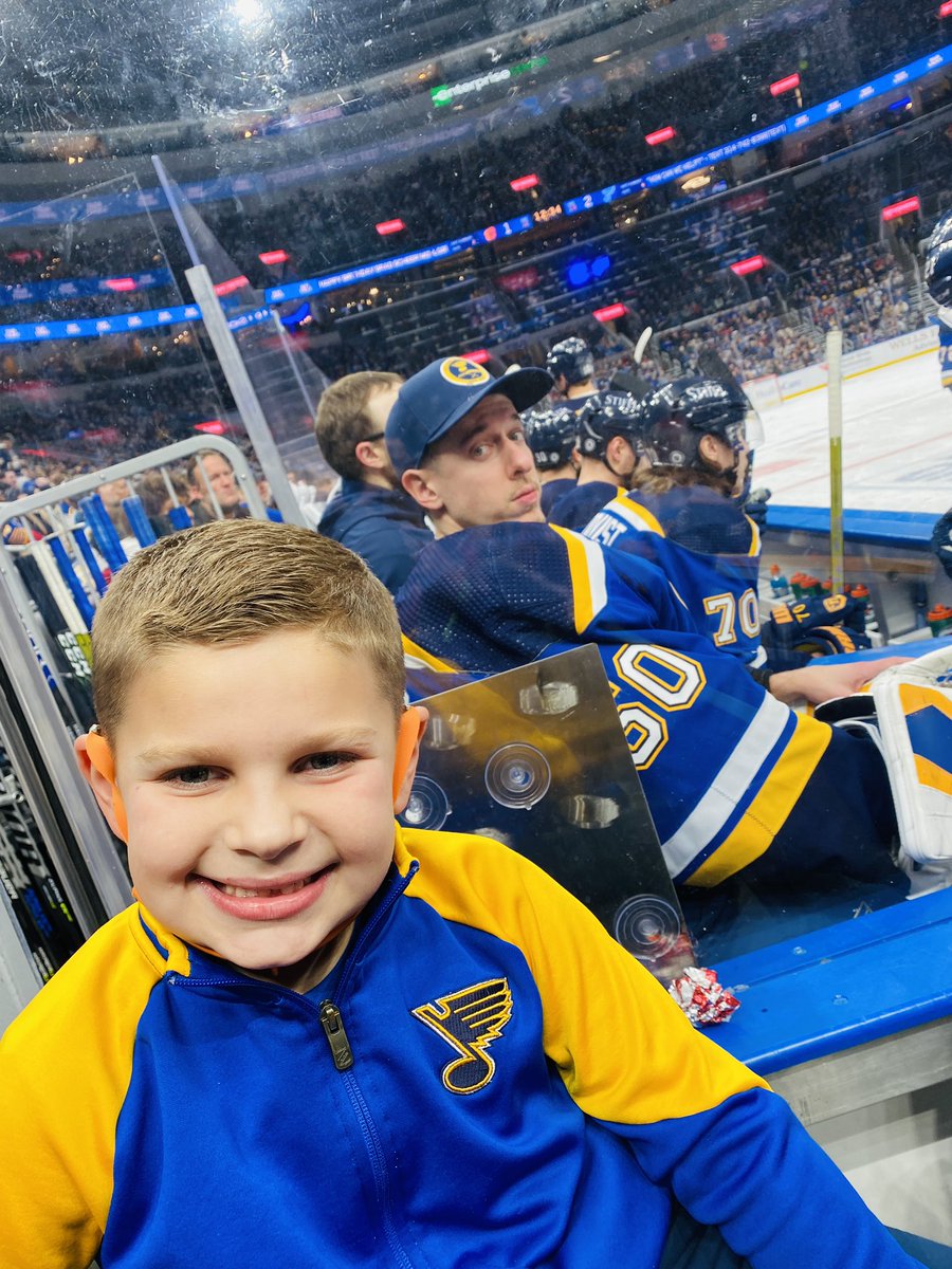 Team_Sara1's tweet photo. Just some goalies hanging out and one very happy little goalie 💙@binnnasty @Panger40 #goaliemom https://t.co/SKs14zzZIy