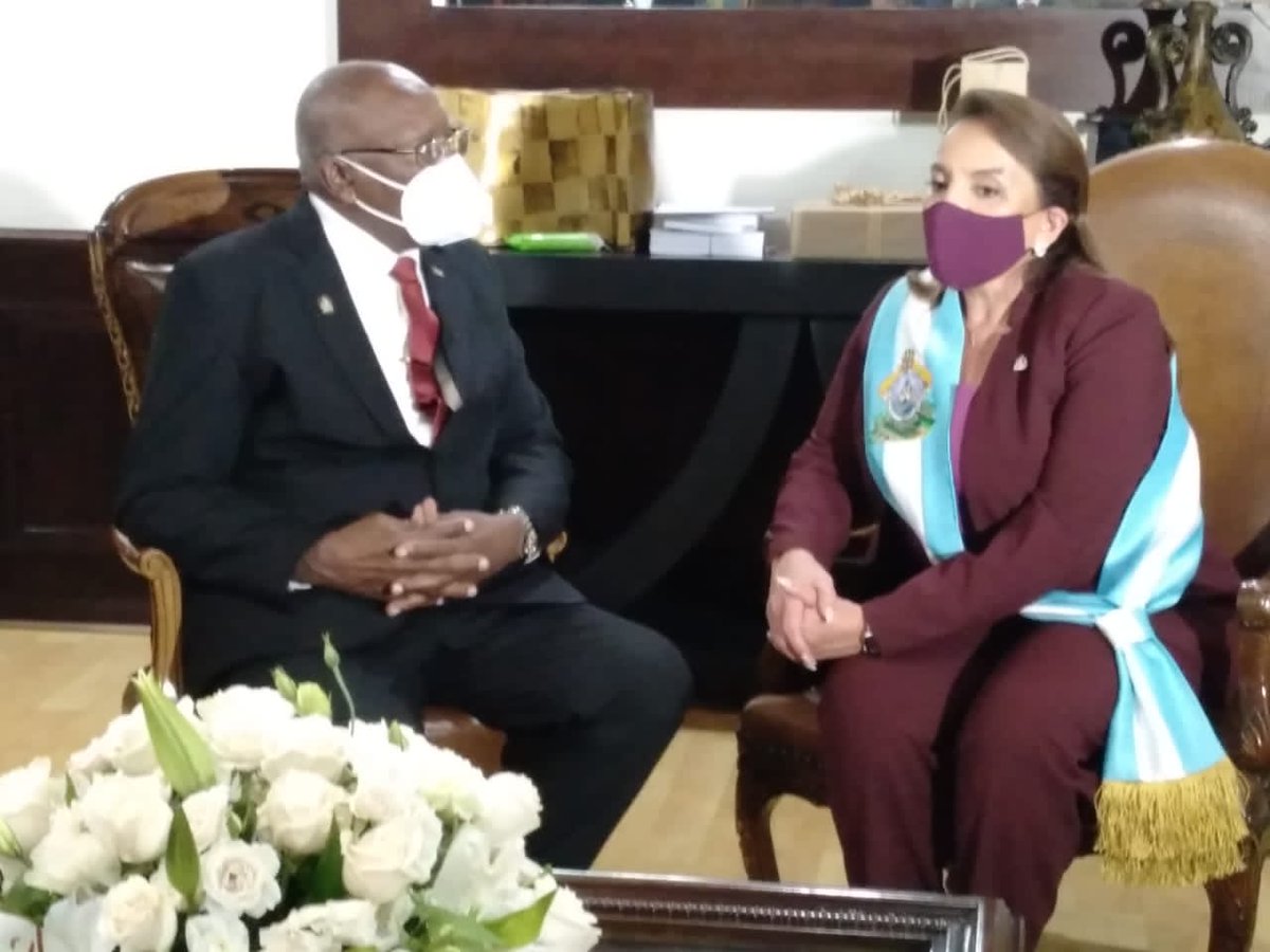 JosefinaVidalF's tweet photo. Amistoso encuentro entre los representantes de dos naciones hermanas: #Honduras🇭🇳 y #Cuba🇨🇺. @XiomaraCastroZ y @SalvadorValdesM ratifican disposición a fortalecer los lazos de amistad y ampliar la cooperación bilateral.
#CubaenHonduras https://t.co/FHX6OBGE0q
