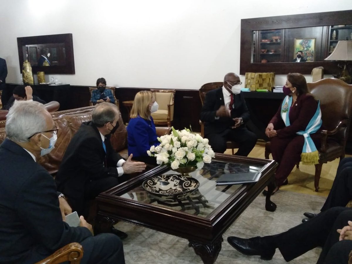 JosefinaVidalF's tweet photo. Amistoso encuentro entre los representantes de dos naciones hermanas: #Honduras🇭🇳 y #Cuba🇨🇺. @XiomaraCastroZ y @SalvadorValdesM ratifican disposición a fortalecer los lazos de amistad y ampliar la cooperación bilateral.
#CubaenHonduras https://t.co/FHX6OBGE0q