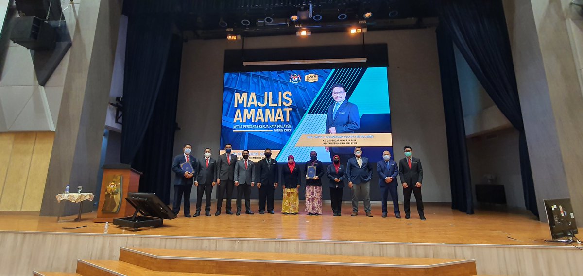 Pengarah bersama Jurutera Daerah JKR Negeri Pahang menghadiri Amanat Ketua Pengarah Kerja Raya - 28hb Januari 2022

Tahniah kepada semua penerima Pensijilan Kompetensi CBAS Tahun 2021
#jasakepadarakyat
#pahangterusmaju

<a href="/JKRMalaysia/">JKR Malaysia</a> 
<a href="/JKRPAHANG/">JKR PAHANG</a>