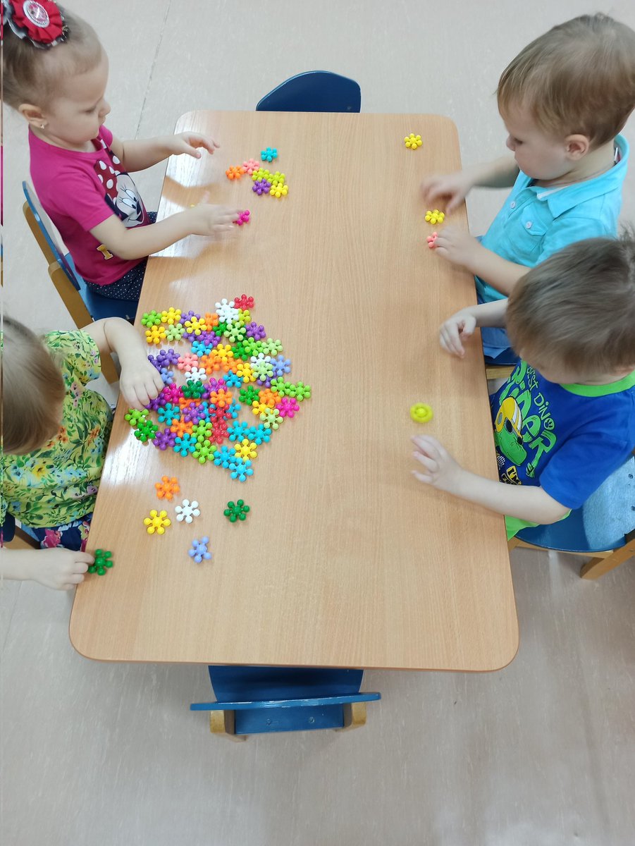 Конструктор"Звёздочки"яркий, сочный на вид также,как и разноцветные крышечки оказывает магическое действие на малышей. Из него можно конструировать разные фигуры,крутить,как юлу,а можно просто порелаксировать, окунув в него свои маленькие ручки. Дети всегда с удовольствием играют