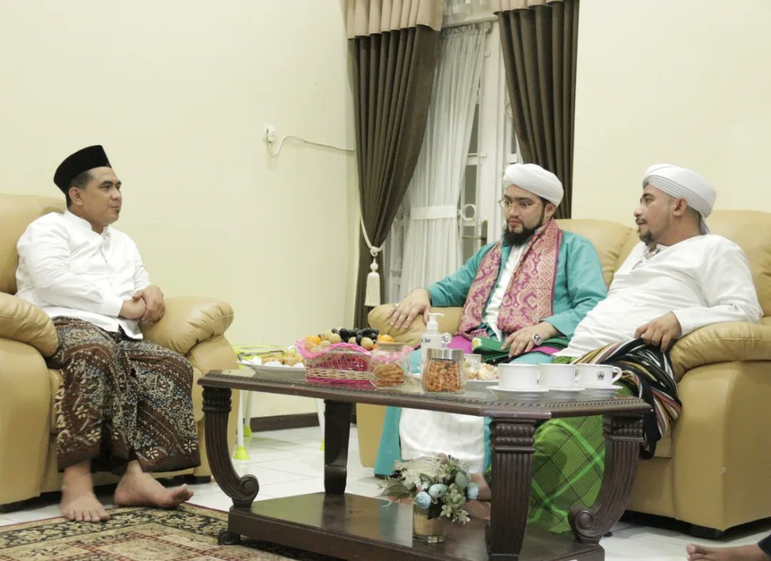 TajYasinMZ's tweet photo. Alhamdulillah td malam kedatangan tamu istimewa di kediaman rumah dinas yaitu Habib Sayyid Muhammad Yassin Al Wazzani Tohamy Al Idrissi Al Hassani dari Negara Maroko &amp; Habib Syarif Al Hamid dari Teluk Jepara

Semoga berkah lan manfaat.. Aamiin.. https://t.co/4jCZuI6rHq