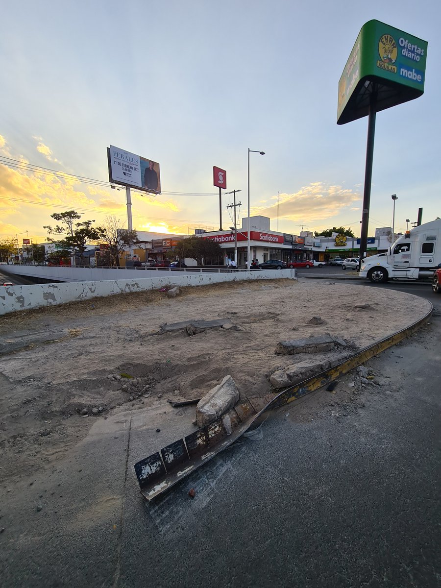 trafic_gdl's tweet photo. Muchos meses ya en muy malas condiciones la vuelta en U sobre Lopez Mateos antes Glorieta Copernico hacia Galileo @Trafico_ZMG @MovilidadZap @Linea_Zapopan @ZapopanGob https://t.co/5GGMua0aD8