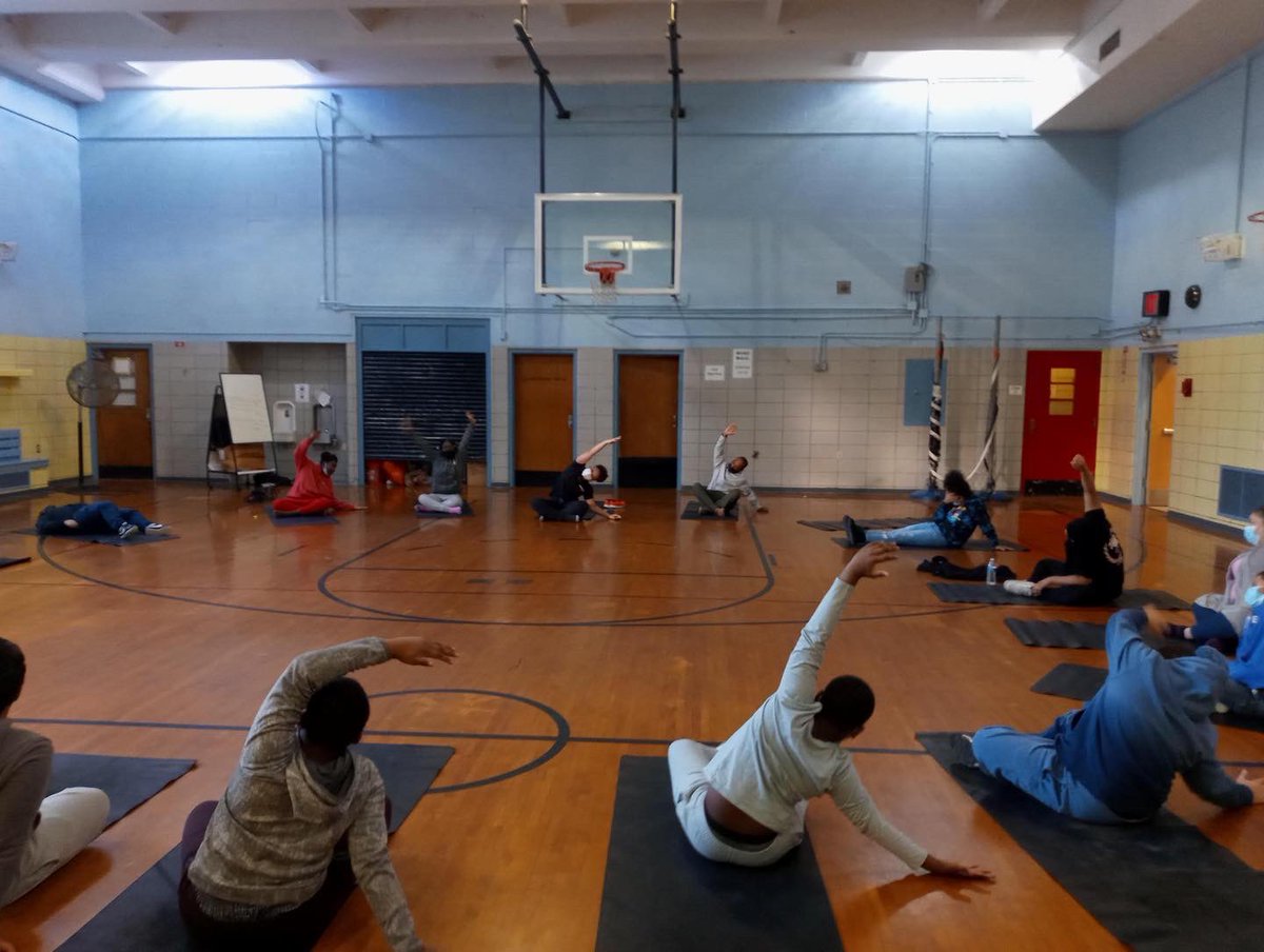 FDRPSMS34's tweet image. Thank you so much to amazing @ActivePlusNYC trainer, Tacia for helping our wonderful 7th graders get their zen on! #yogainschools #yogainspiration #activebrains #activebodies #mindfulness
