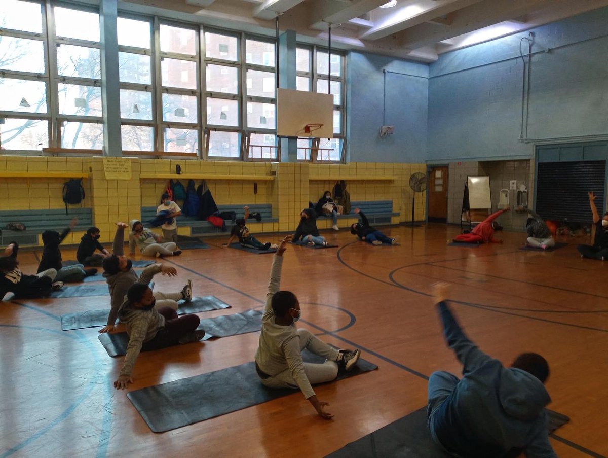 FDRPSMS34's tweet image. Thank you so much to amazing @ActivePlusNYC trainer, Tacia for helping our wonderful 7th graders get their zen on! #yogainschools #yogainspiration #activebrains #activebodies #mindfulness