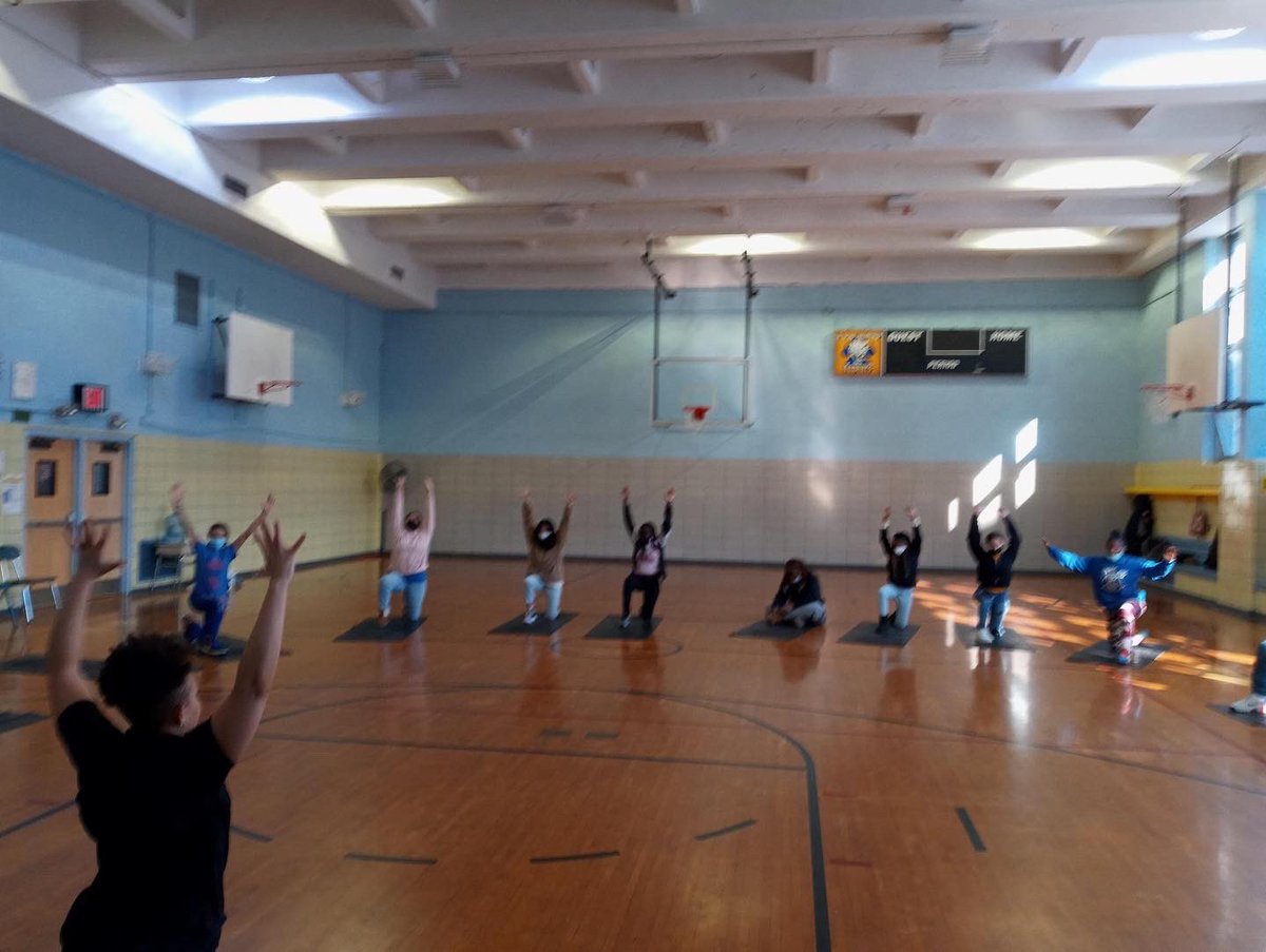 FDRPSMS34's tweet image. Thank you so much to amazing @ActivePlusNYC trainer, Tacia for helping our wonderful 7th graders get their zen on! #yogainschools #yogainspiration #activebrains #activebodies #mindfulness