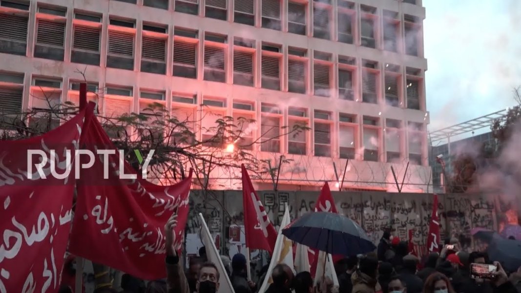 RollingRevolt's tweet photo. #RightBias #GovBias
Lebanon: #Protesters #march in Beirut against corruption and bank account restrictions
https://t.co/6NLpY3jhAK
By Ruptly - 23 Jan 2022

2M 1S

#BROLL
#overcast
#banners
#fireworks
#flares
#chants
#preprinted
#Interview 1:04 1:23

rr-1466 #RollingRevolt https://t.co/08QIIJAqRQ