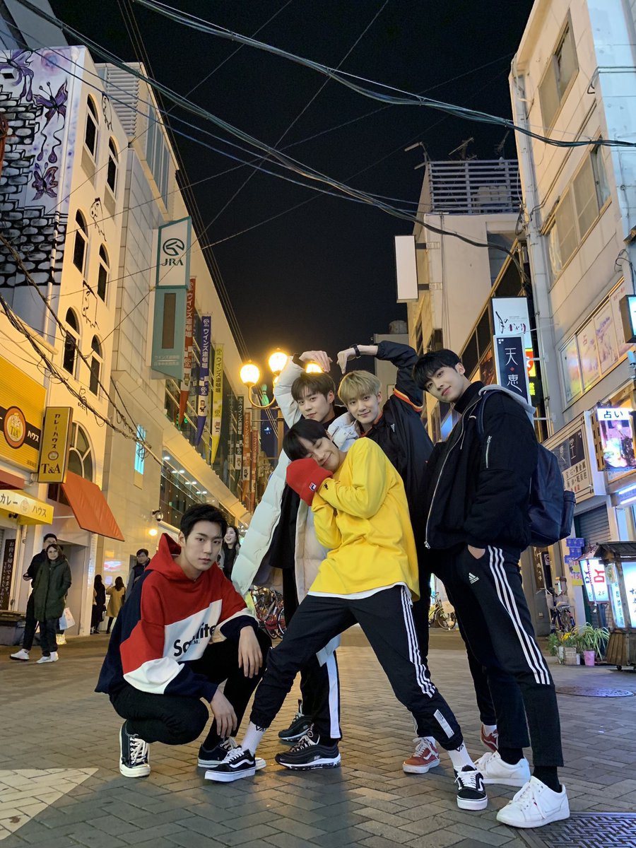 luvkeuns's tweet photo. sincerely i don't have words to describe how happy this pic makes me feel :( https://t.co/36cJCLqTHJ
