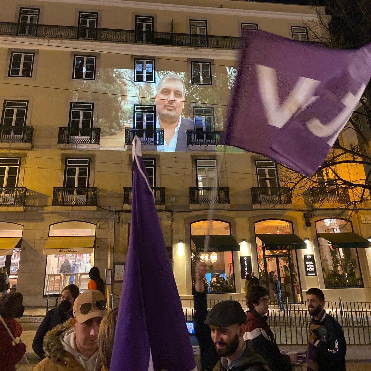 TiagoMatosGomes's tweet photo. Projecção do vídeo de campanha na Praça Camões e distribuição de flyers. 

#volt #voltlisboa #voltdistritallisboa #voltportugal #volteuropa #lisboa #lisbon #grandelisboa #portugal #uniaoeuropeia #uniãoeuropeia #ue #eu #europeanunion #europa #europe #legislativas2022 https://t.co/oog0tUpsIs
