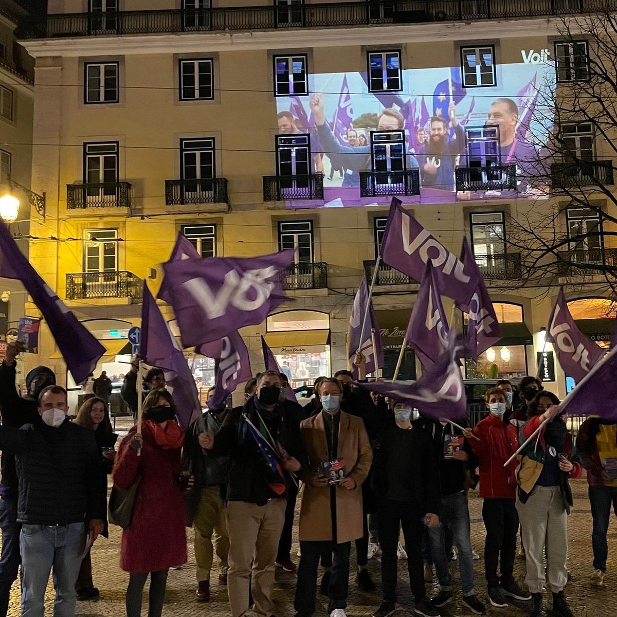 TiagoMatosGomes's tweet photo. Projecção do vídeo de campanha na Praça Camões e distribuição de flyers. 

#volt #voltlisboa #voltdistritallisboa #voltportugal #volteuropa #lisboa #lisbon #grandelisboa #portugal #uniaoeuropeia #uniãoeuropeia #ue #eu #europeanunion #europa #europe #legislativas2022 https://t.co/oog0tUpsIs
