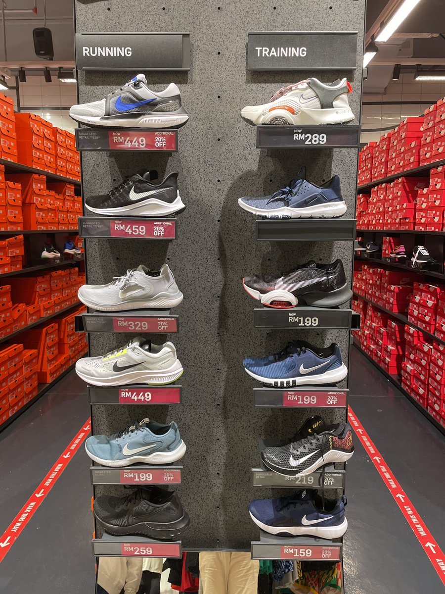 AfiqxAmsyar's tweet photo. GILA, HARGA NIKE TAK MASUK AKAL!

Dah gaji kan? Bila lagi nak self reward? Tengah sale ni. Buat hantaran pun confirm pasangan korang cair!

Nak tengok barang lain boleh join group personal shopper saya: https://t.co/VizbwN2RoO https://t.co/prKvuPh9ol