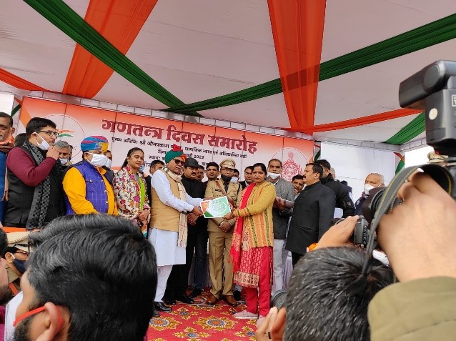 phedhry's tweet photo. आज गणतंत्र दिवस के शुभ अवसर पर दादरी जिले म��ं पधारे मुख्य अतिथि सहकारिता म��त्री श्री ओमप्रकाश यादव द्वारा  #WSSO के कर्मचारियों को प्रशस्ति पत्र देकर सम्मानित किया गया।
#26thJanuary #RepublicDay #JJMHaryana https://t.co/Av2QPlyCBP