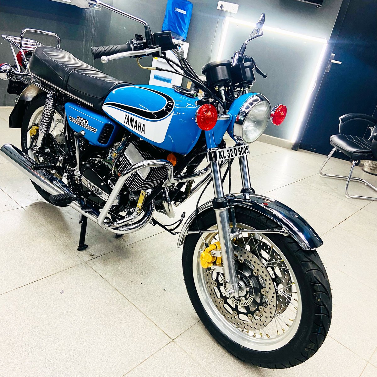 CustomsSmoke's tweet photo. Yamaha rd 350 restored with double disk setup @CustomsSmoke @RDPositive @RD350ClubGoa @RD350CLUB @2StrokeSmoke @yamaha2stroke https://t.co/Vy4aHLXg1F