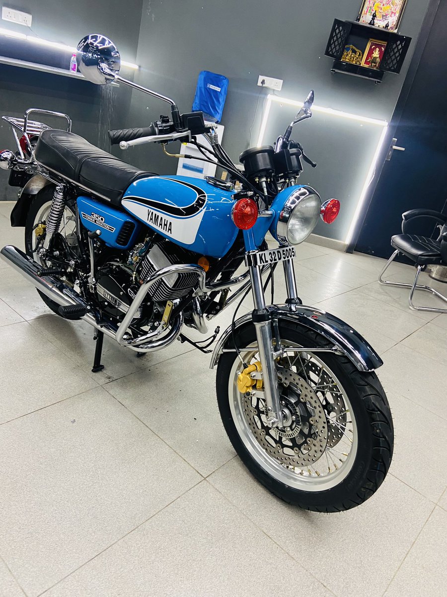 CustomsSmoke's tweet photo. Yamaha rd 350 restored with double disk setup @CustomsSmoke @RDPositive @RD350ClubGoa @RD350CLUB @2StrokeSmoke @yamaha2stroke https://t.co/Vy4aHLXg1F