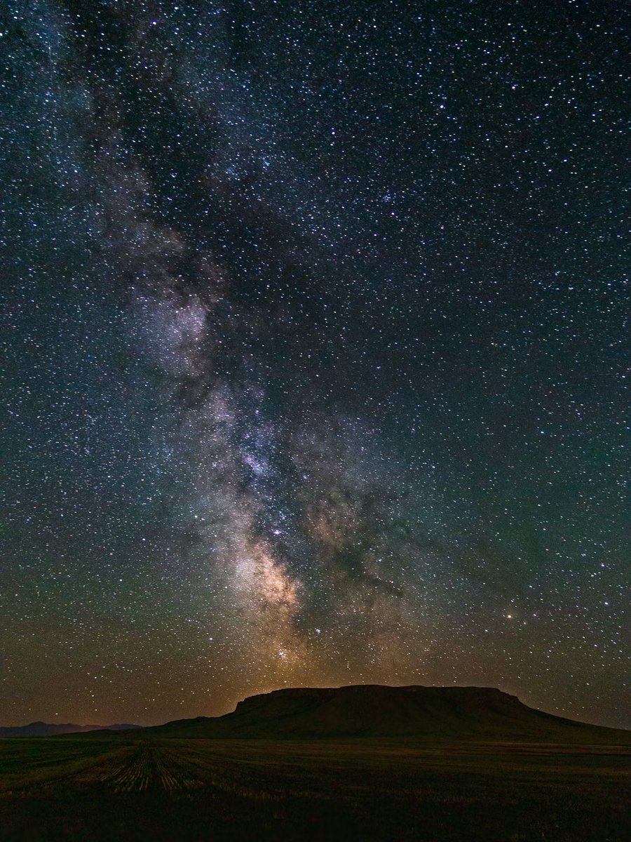 MontanaImgs's tweet photo. Square Butte, Cascade, Montana - single exposure, 24mm, 30 sec, ISO 6400   #astrophotography #Montana #bigskycountry #laccolith #montanagram #milkyway #montanamoment https://t.co/Z5i76UU5bP