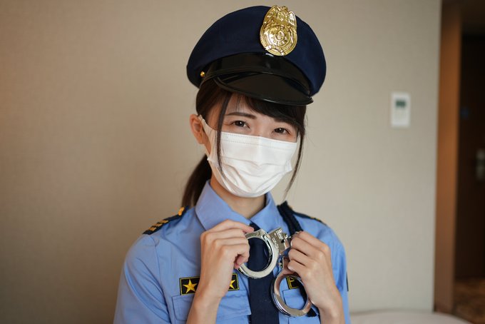 Japanese police are generally cute and kind. Want to be caught by the police?😜 https://t.co/A1hVJDvg