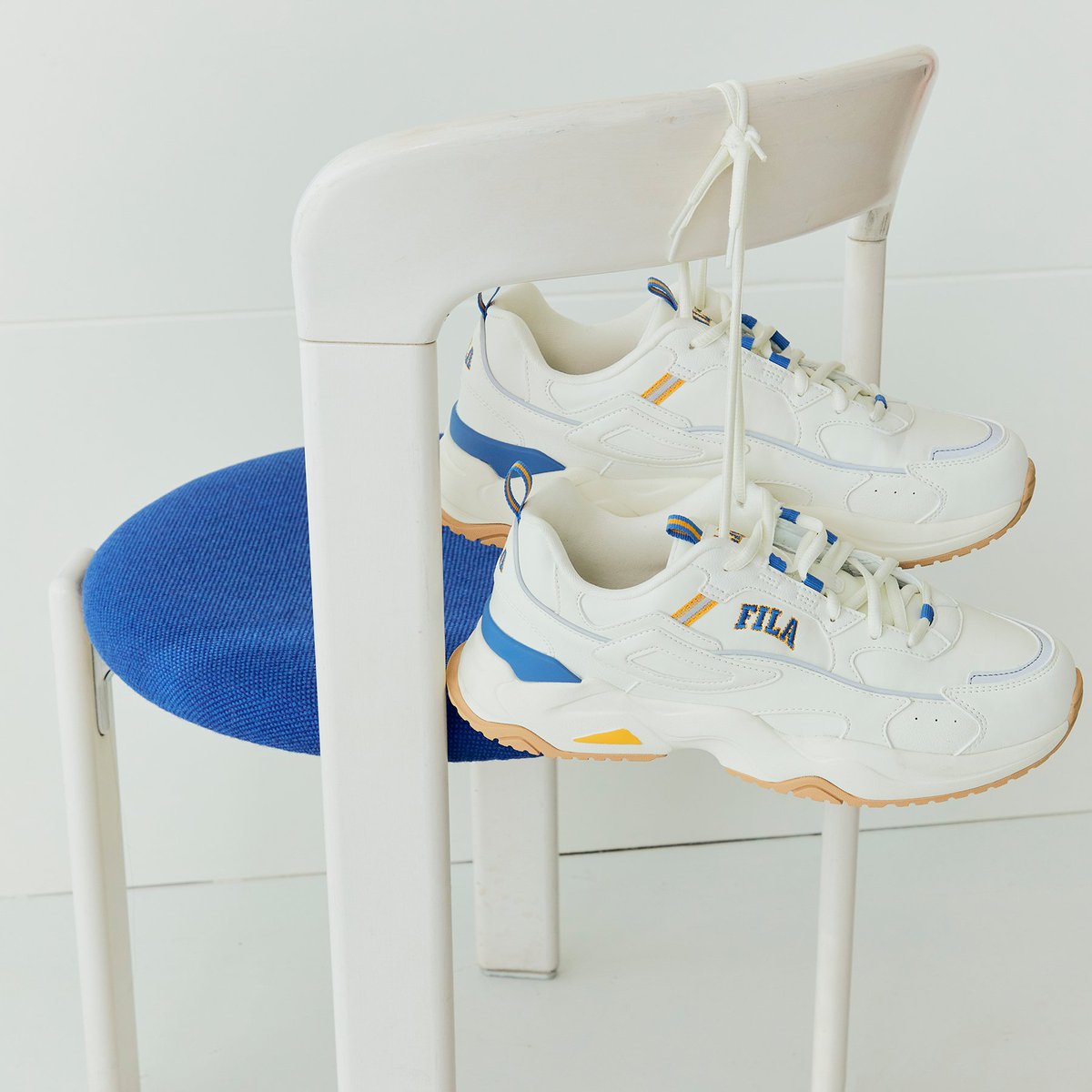 fila_korea's tweet photo. #MBTI SJ타입
베이직한 캐주얼 무드로 편안하게 ☀

#계획 #ESTJ #사교적인 #ESFJ
#꼼꼼한 #ISTJ #침착한 #ISFJ 를 위한 스타일링

✔RAYFLIDE
✔Color : Blue &amp; Yellow
▶https://t.co/V94FKXQRxu

#휠라 #FILA #레이플라이드 #RAYFLIDE
#운동화 #스니커즈 #캐주얼  #데일리 #아웃핏 https://t.co/Z3DZbWCTOG