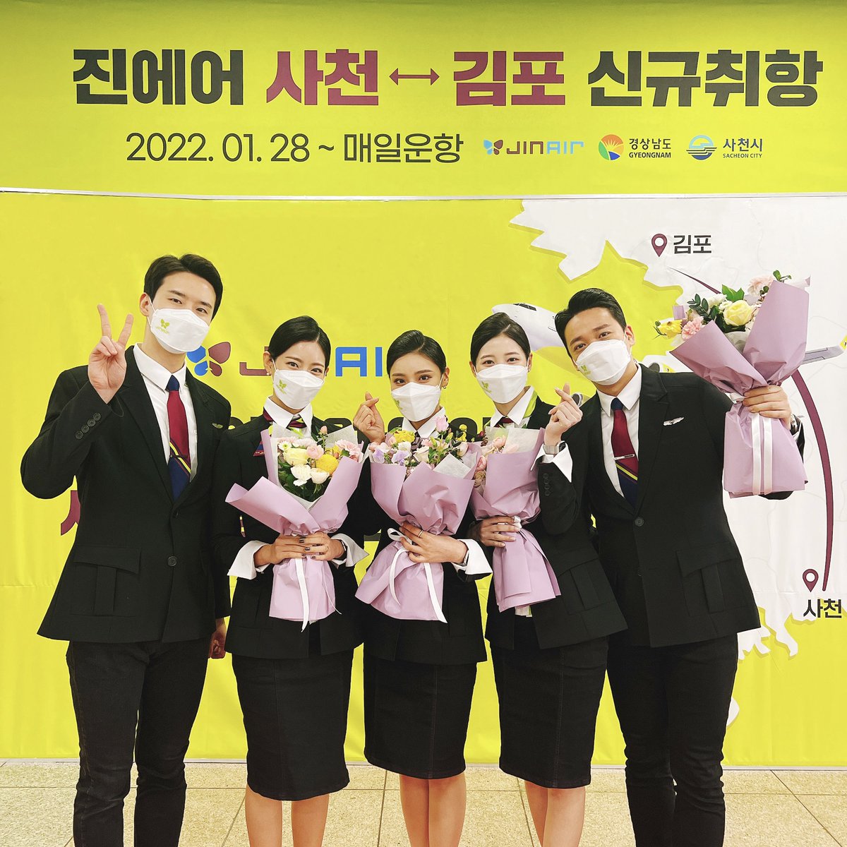 짝짝짝👏👏
드디어 오늘 사천-김포 취항식을 진행했습니다🎉

남해안 여행의 시작!
사천공항으로 진에어와 함께 떠나요💚

해당 노선에는 B737-800 기종이 투입되어 
매일 2회 왕복 운항 예정이오니,
많은 관심과 이용 부탁드려요🤗