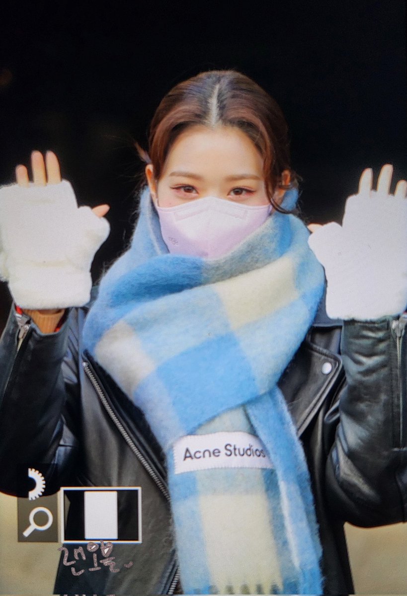 0403FEED's tweet photo. annyeongz with their similar scarves https://t.co/LQQD54ipfk