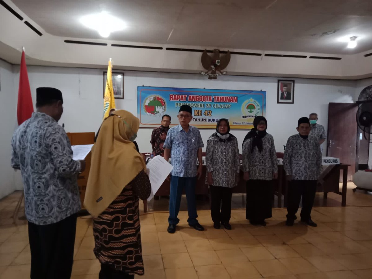 UmiUminur's tweet photo. Rapat anggota tahunan merupakan agenda wajib yg harus dilaksanakan oleh koperasi.
PPKL melaksanakan pendampingan RAT PRIMKOVERI tutup buku tahun 2021
#ppklcilacap
#ppkljateng
#koperasikeren
@PENYULUH_COOP 
@dpkukm_clp 
@dinkopjateng 
@KemenkopUKM https://t.co/rXfRlhYNHi