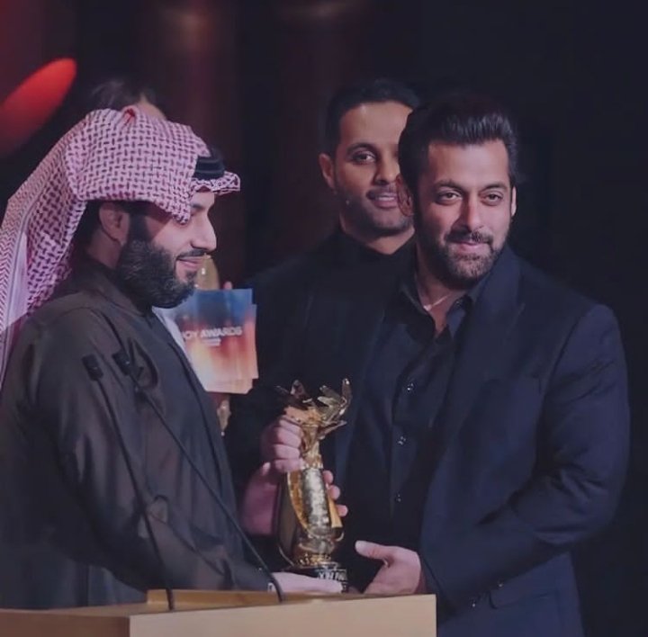 BeingFanz's tweet photo. #Salmankhan awarded in riyad #saudarabia #JoyAwards2022
#personalityoftheyear https://t.co/5ono1LKGbh
