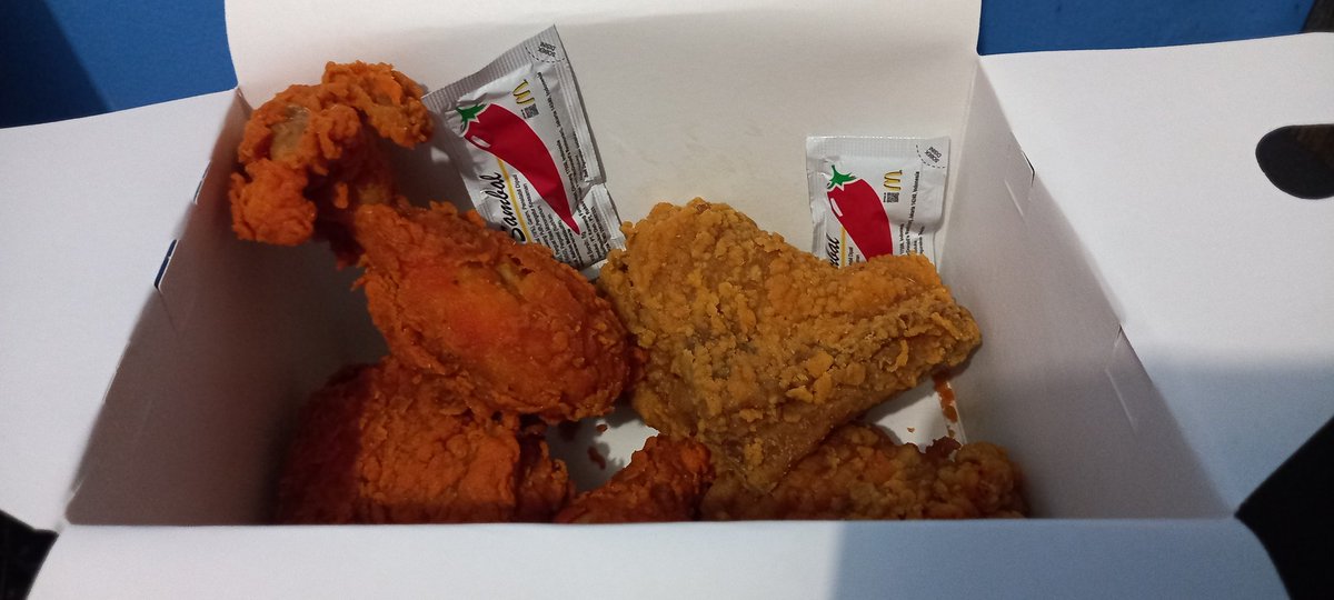 Lagi pengen laper ditraktir ayam oyeng..siapa nggak seneng..iyee kan?🤣
Makasih Abang kesayangan..habis traktir aku.. eh ga berapa lama si Abang langsung dapet win 9 jeti..congraats ya ..Alhamdulillah🥰