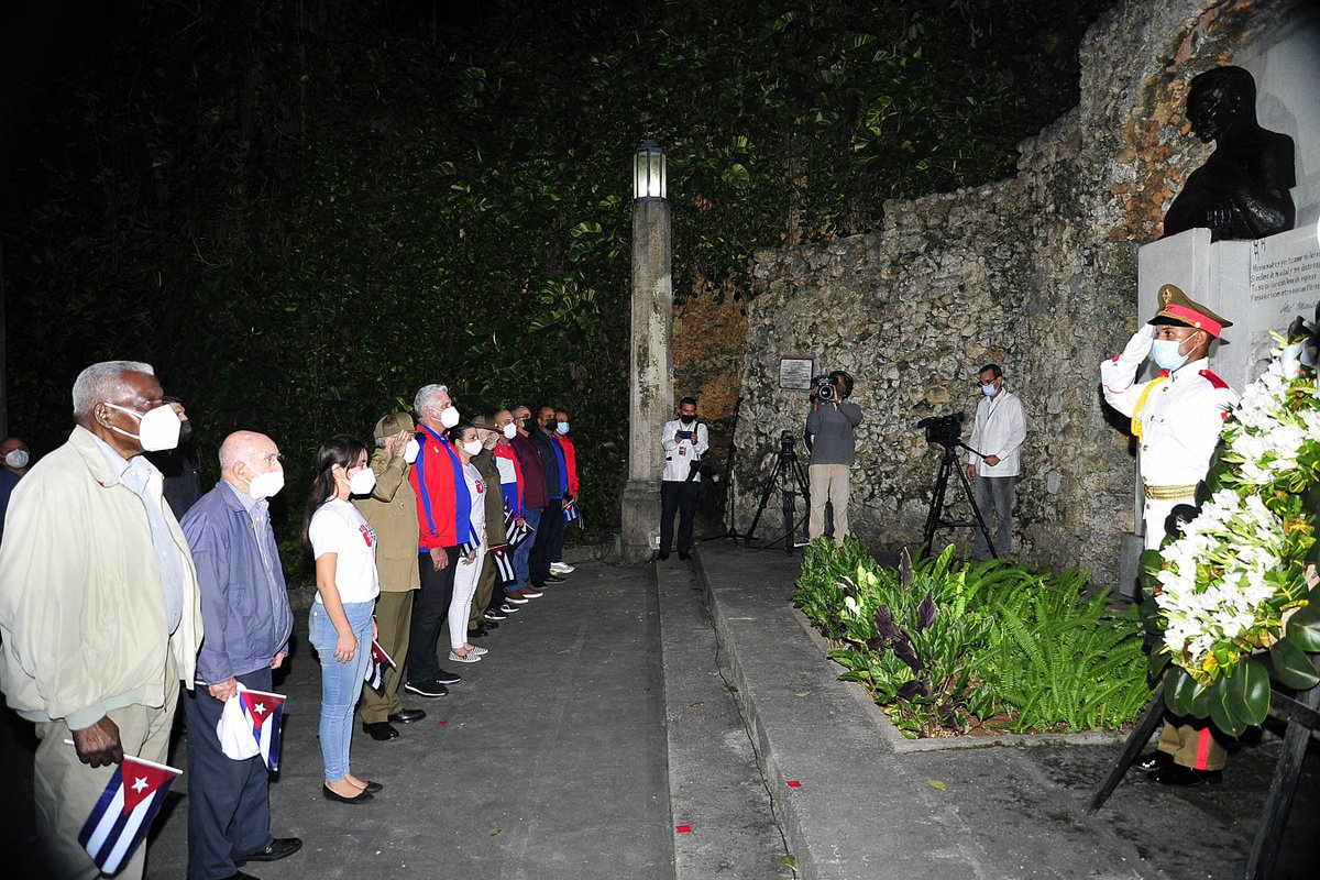 Marchamos por Martí, por #Cuba y por Fidel; porque en este reencuentro cabe la felicidad tremenda de ir venciendo la pandemia. En este 2022, otra vez junto a nosotros Raúl y otros protagonistas de la primera Marcha de las Antorchas, así como nuestro Presidente <a href="/DiazCanelB/">Miguel Díaz-Canel Bermúdez</a>.