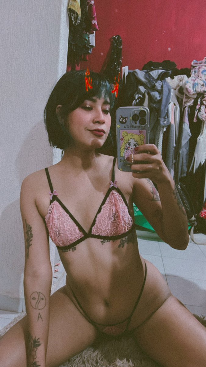 sailor_gwen's tweet photo. Ya que somos 10k aquí en twitter voy a regalar 2 pases para mi grupo de whats/telegram de febrero 🥰 
Uno se rifará entre los RT y el otro en los comentarios (puedes participar dejando un comentario amable) 🥰  la rifa termina el domingo a las 10pm✨ https://t.co/uYVkYwGkqg