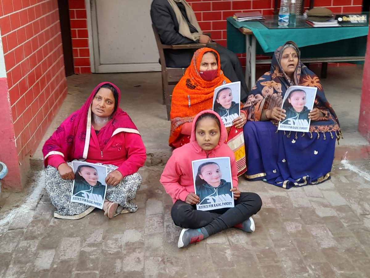 अगर पार्टियों के प्रचार से थोड़ा समय मिले तो एक नजर इस तस्वीर पर डालिएगा जहां एक बेबस मां अपनी बेटी के लिए और एक मासूम बहन अपनी बड़ी बहन के लिए न्याय की गुहार लगा रही है।
#Justice_For_Kajal_Pandey