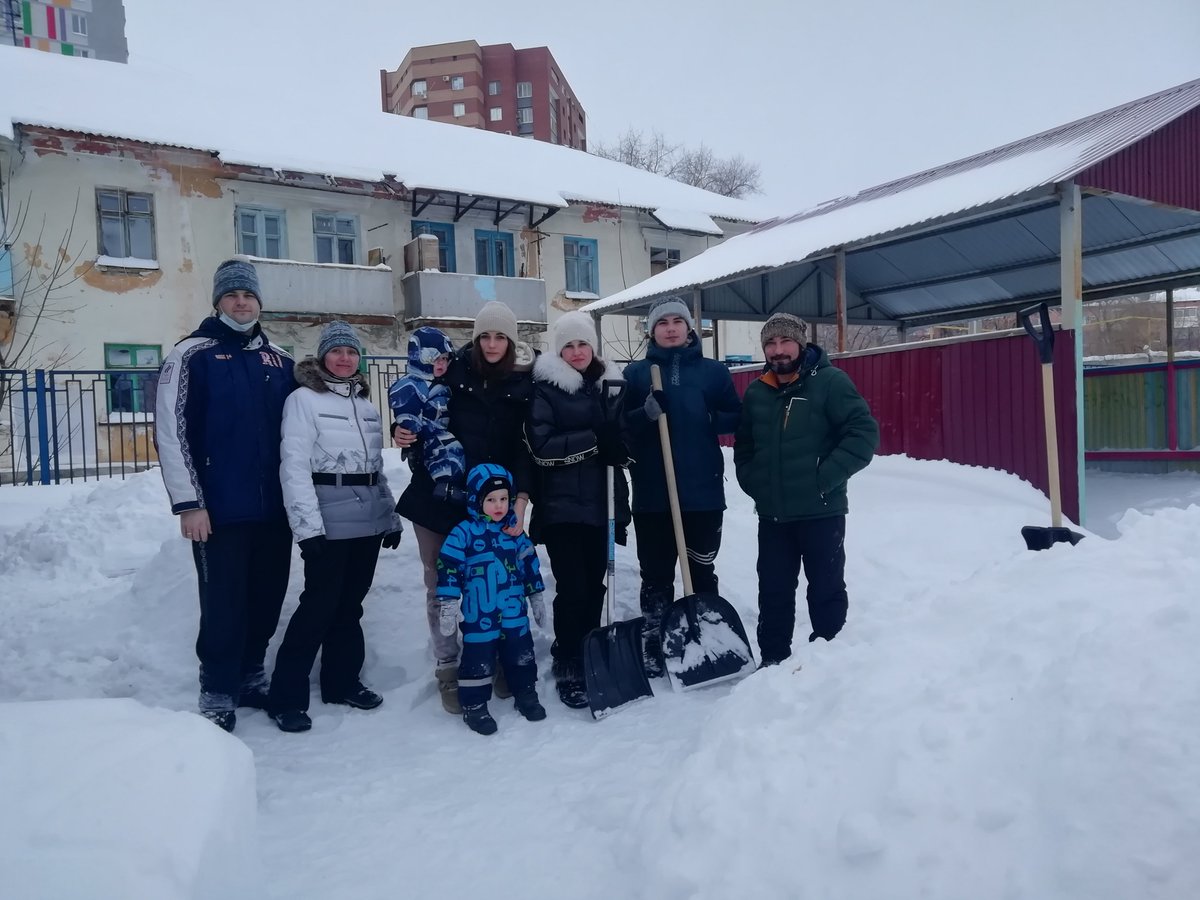 Прогулка для дошкольников — всегда праздник, а зимняя прогулка — праздник вдвойне! Дети катаются с ледяной горки и бегают по лабиринту.
А сделать эти постройки помогли родители группы "Подсолнух"