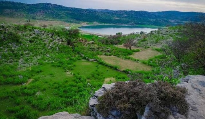 Advpakistan1's tweet photo. Jahlar Lake
#JahlarLake is small #lake but gives a very #attractive, #calm, and #magical atmosphere. It is one of the most #beautiful lakes in the #SaltRange. #tourists can never ignore to admire its #beauty, It is at a distance of 18km from #Naushehra via #Suraki village. https://t.co/YaUOVLbAnX