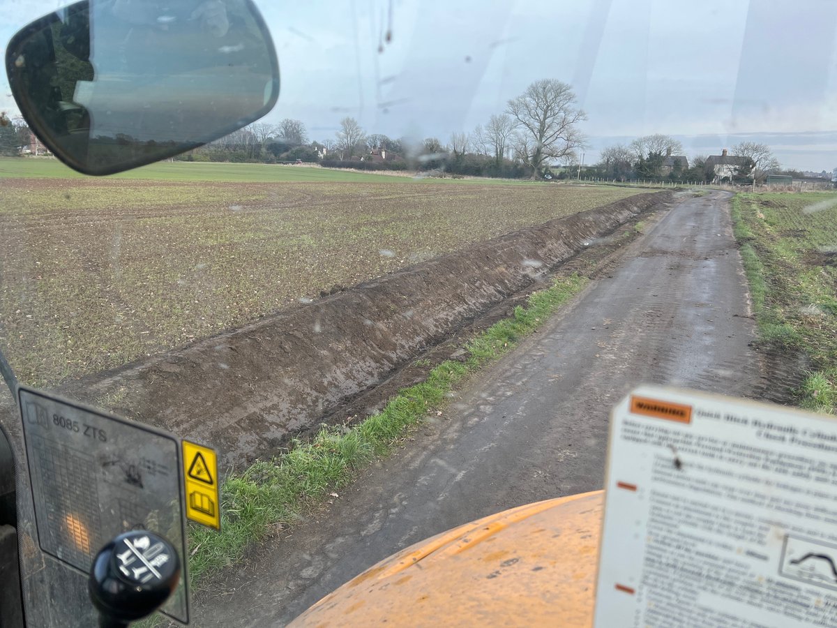 callam_jo's tweet photo. Will this stop our unwanted 4x4 enthusiasts? Time will tell 🤷‍♂️
#LINCOLNSHIRE #Humberside #farming #farm365 #drivingmyjcb #JCB https://t.co/IYEoobkvsl
