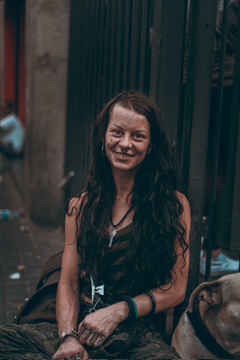 No es lo mismo un retrato hecho desde arriba que desde abajo. 
Y eso no solo importa en la fotografía.
También en la vida. 
Que no se nos olvide mirar a los ojos. 
Aún que para ello haya que agacharse.