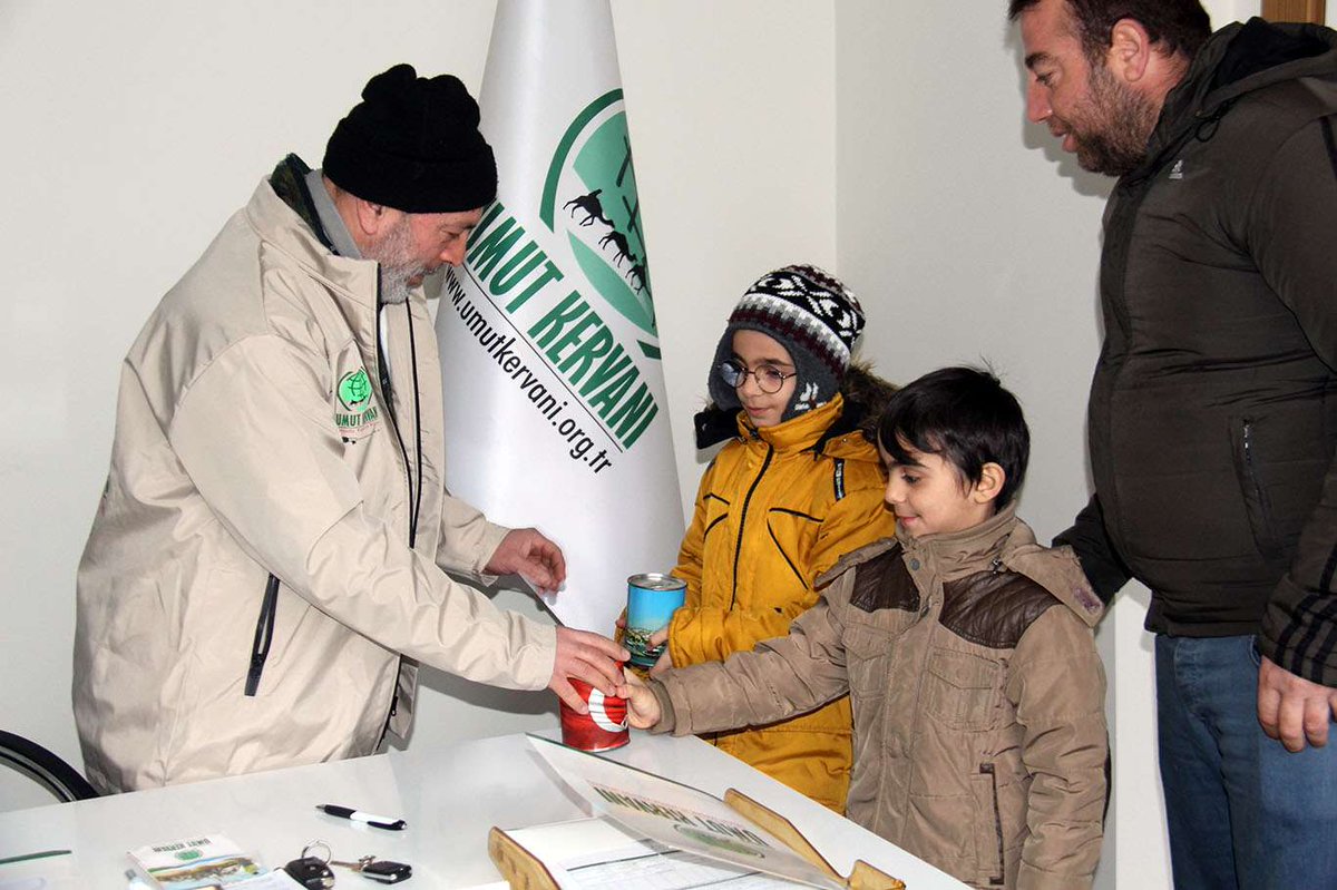 umutkervanivkf's tweet photo. 📍 Diyarbakır

Dün kumbarasındaki parayı İdlib'deki çocuklara ulaştırmak üzere Umut Kervanına teslim eden minik Şehide'nin ardından bugün de aynı duyarlılığı Korkutan kardeşler gösterdi.

Bu anlamlı davranışlarından dolayı küçük kardeşlerimize teşekkür ediyoruz.❤️ https://t.co/hbZhpetqCK