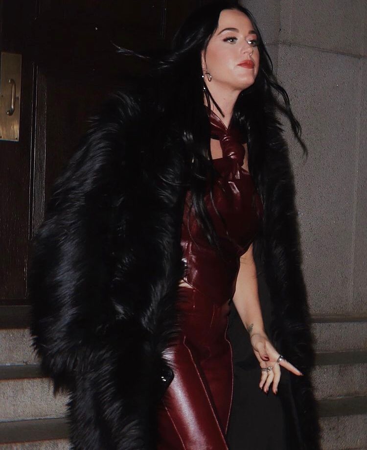 SpainKP_Media's tweet photo. FOTOS | Katy dejando los estudios de la cadena NBC, donde se graba el programa @nbcsnl anoche en Nueva York. https://t.co/tjD751tqTo