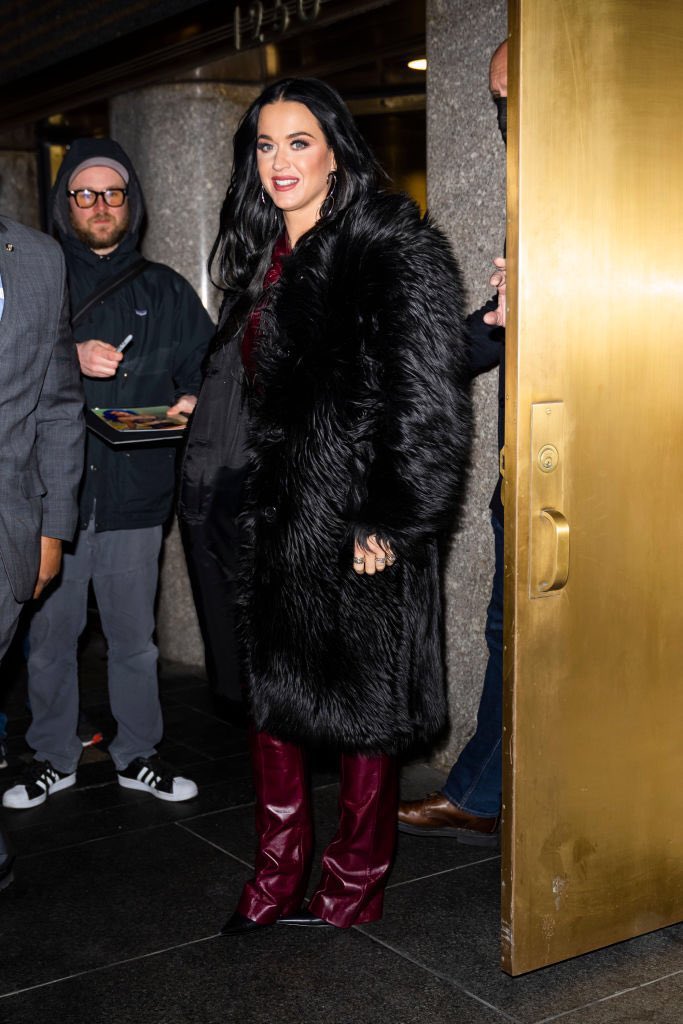 SpainKP_Media's tweet photo. FOTOS | Katy dejando los estudios de la cadena NBC, donde se graba el programa @nbcsnl anoche en Nueva York. https://t.co/tjD751tqTo