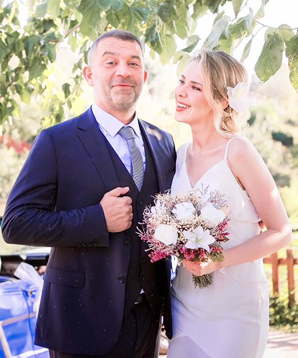nohopenocryy's tweet photo. Her şeye rağmen bugün çok özel bir gün çünkü yıllardır beklenen şey gerçekleşiyor bu akşam, Selin ve Mesut evleniyor.. 🥳🥰

#OyaOkar #ŞevketÇoruh
#SelMes #ArkaSokaklar https://t.co/84BpZENine