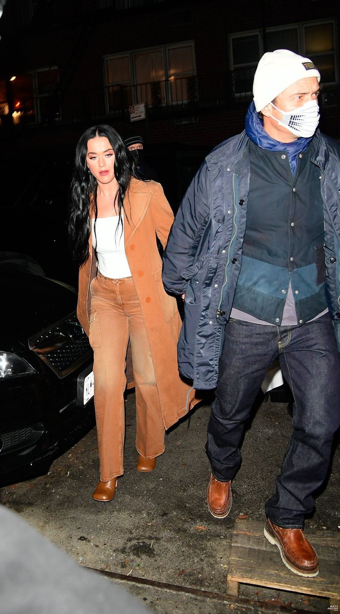 SpainKP_Media's tweet photo. FOTOS | Katy y Orlando llegando al restaurante Carbone donde cenaron anoche en Nueva York. https://t.co/BTRNnv9beH