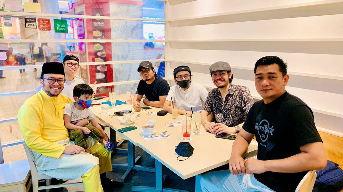 newsantara_'s tweet photo. Good Friday engagement with one of talented actor in Malaysia Shaheizy Sam discussing collaborations on LEGASI Films 🎞
Trust the process 🎬 Coming soon 🤫 2022 is a big year 🦾
#NFTs #NewsantaraMetaverse #MetaverseFilm #TerangFilmsXDetik https://t.co/uG5hqu5lAX