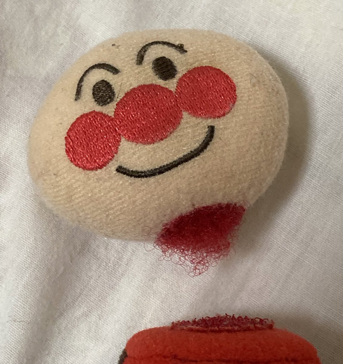 頭と胴体をつなぐマジックテープの色が赤だったアンパンマンがちょっと怖い アンコじゃなくてイチゴジャム入ってる Togetter