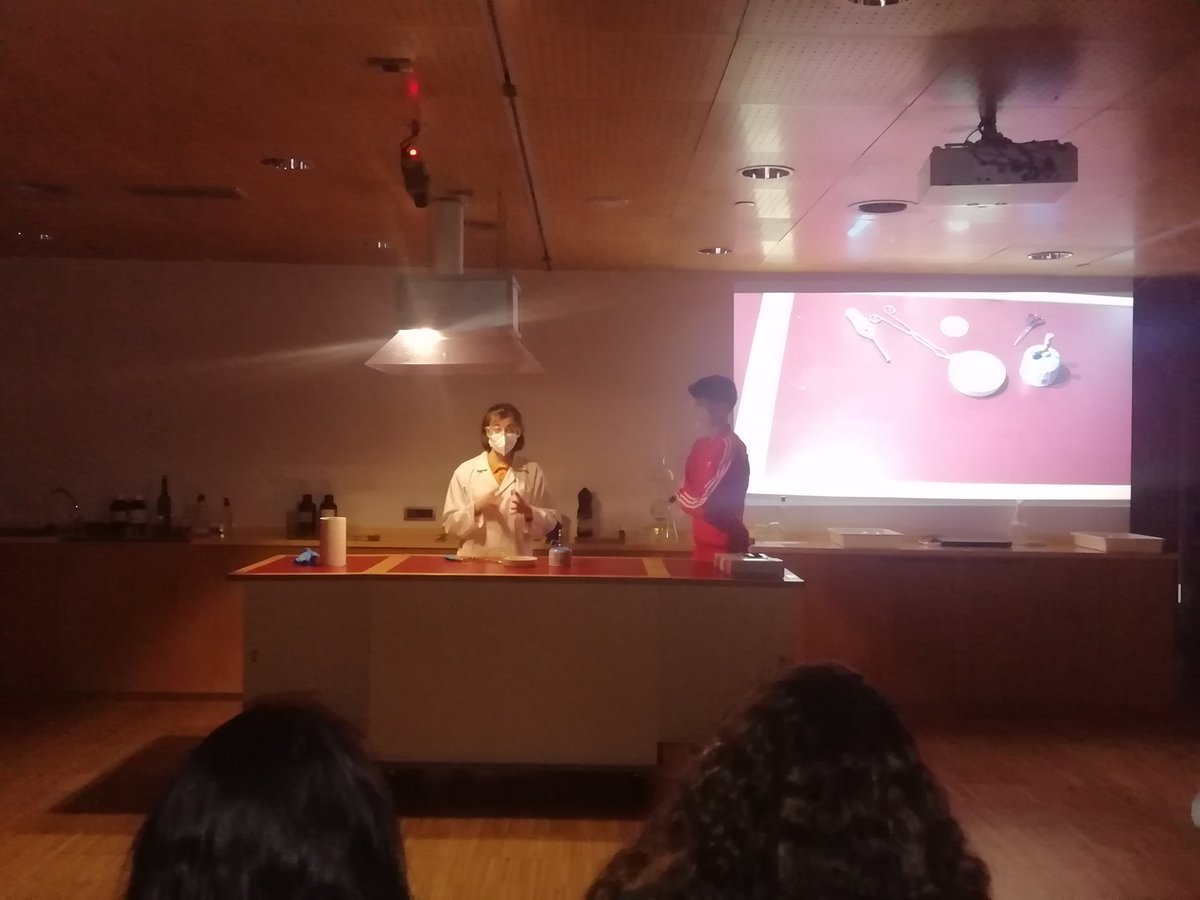 mireiamolera's tweet photo. Avui els alumnes de l’itinerari científic de 4t d’ESO estem fent un taller al Cosmocaixa sobre les reaccions químiques @escolasadako #ESO4SDK https://t.co/9dbahU8LmO