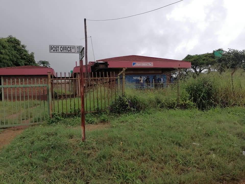 Terrimudau's tweet photo. Post office in Venḓa shayandima.

My opinion. Government should realise that post offices buildings are now useless across the country because of technology nd Internet. Why not convert these abandoned buildings to something useful. ma vhanna https://t.co/ntzImpWqFN